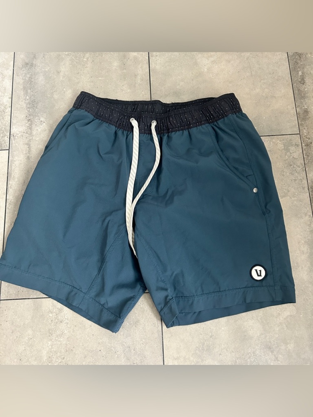 Vuori Men's Kore shorts lined Deep Sea blue small